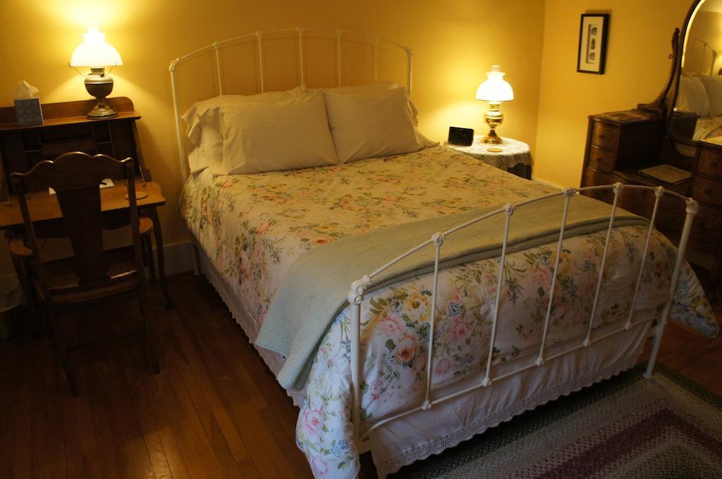 Maplecroft Bed & Breakfast Barre Стая снимка