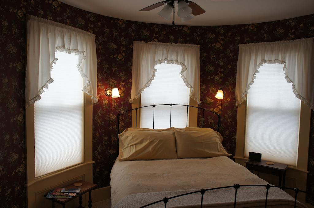 Maplecroft Bed & Breakfast Barre Стая снимка